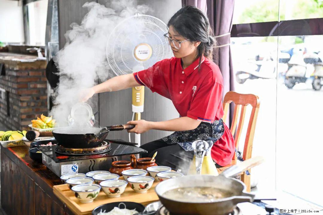 全网追的“扁担女孩”，找了一份暑假工，时薪12元 - 宝鸡生活资讯 - 宝鸡28生活网 baoji.28life.net